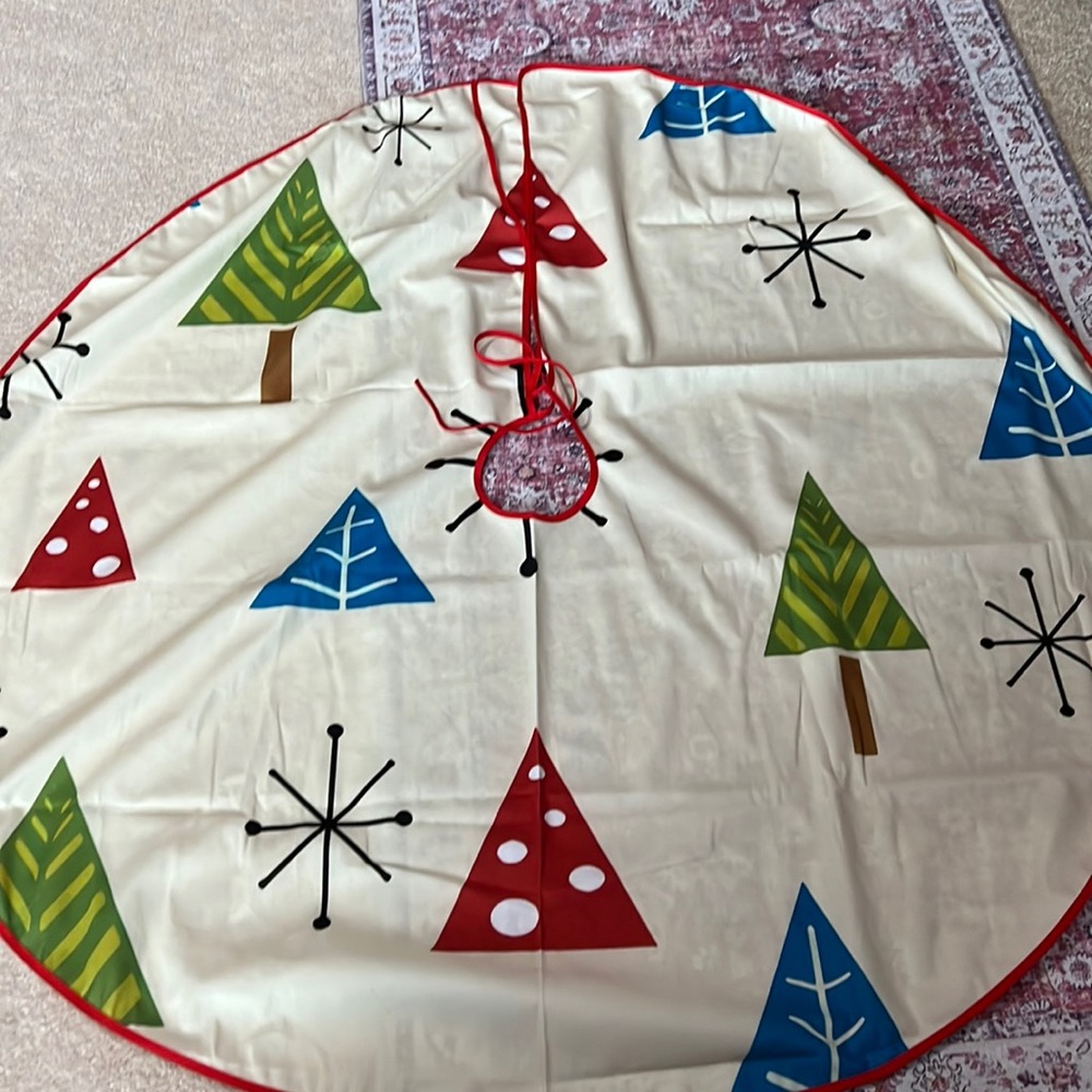 Retro looking Christmas tree skirt